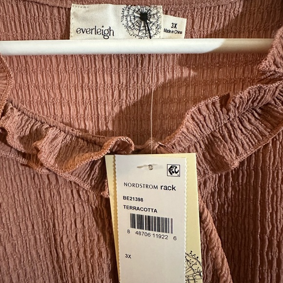 NWT -Short sleeve - Nordstrom, Everleigh peachy terra-cotta color poly blend - Picture 3 of 4